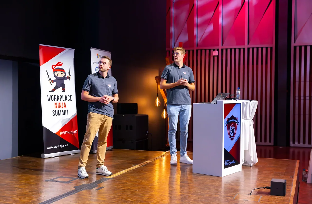 Jannik Reinhard auf der Bühne beim Workplace Ninja Summit