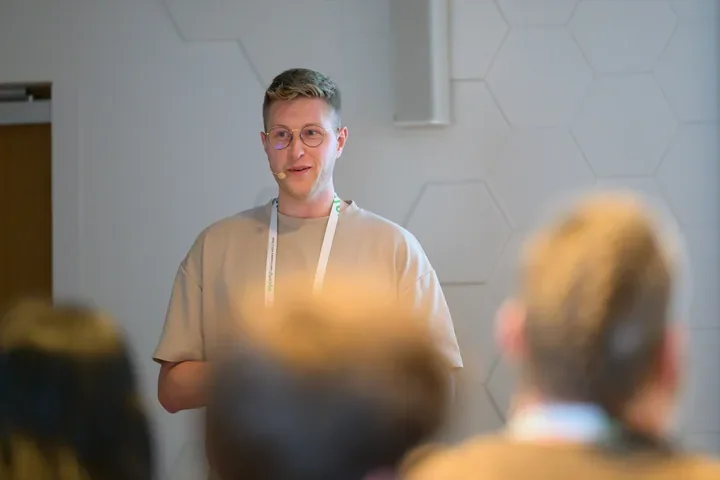 Jannik Reinhard bei einem Community-Vortrag
