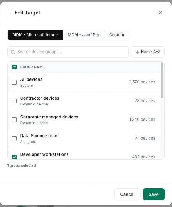 Die Zielauswahl bietet Microsoft-Intune-Gerätegruppen für eine Automationsregel. Gruppen und Mitgliederzahlen sind Demo-Daten.