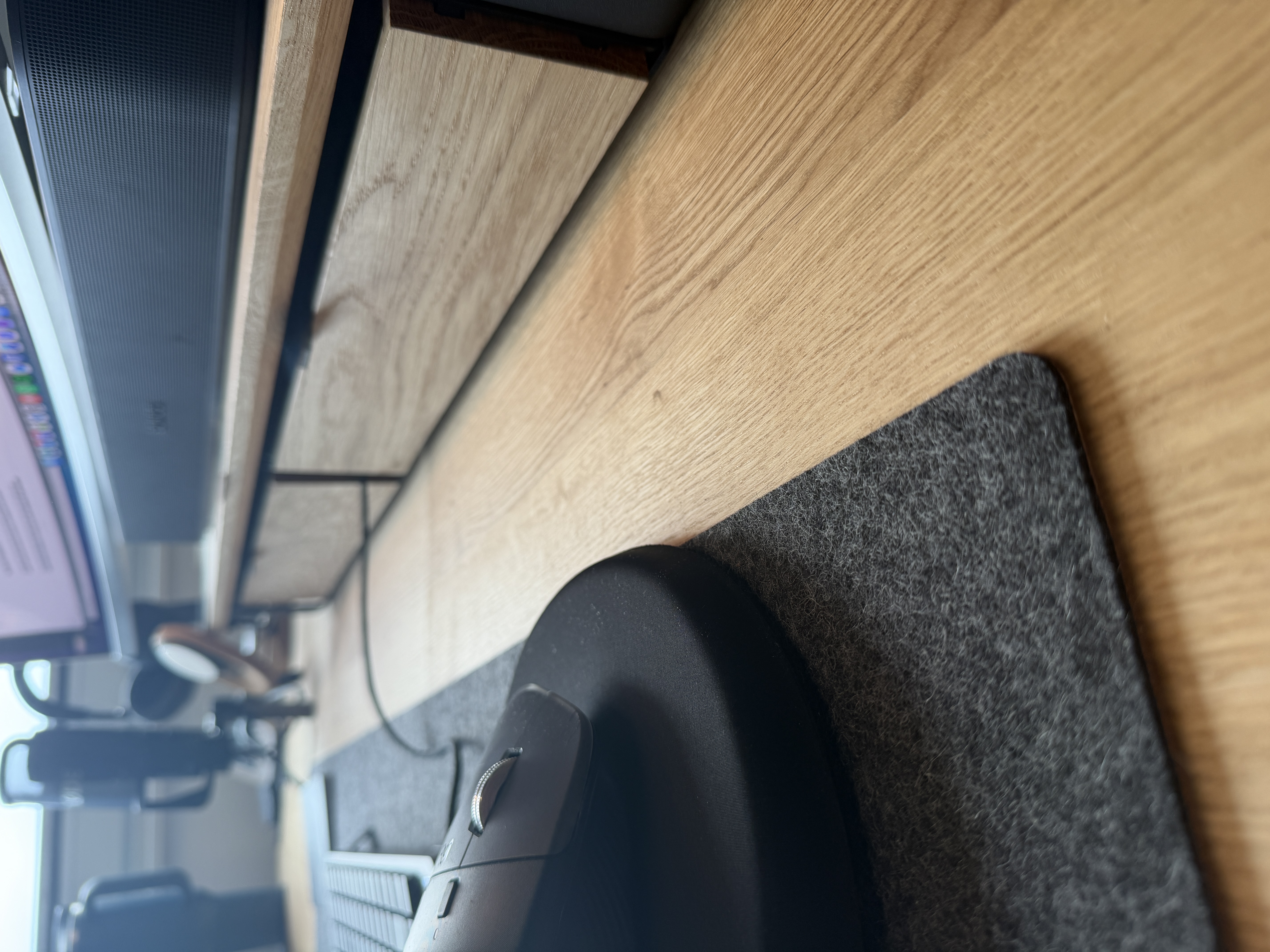 Solid oak tabletop and LINAK frame of the standing desk